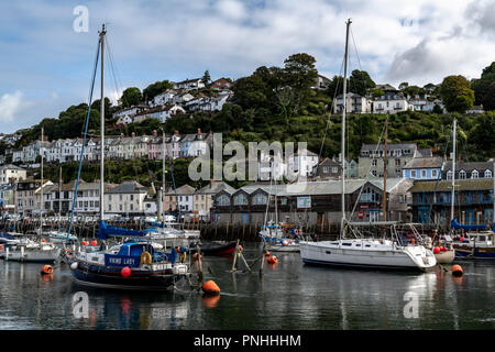 LOOE, Cornwall, England, UK - 10 septembre 2018 : La ville de Looe dans l'estuaire de marée haute avec les bateaux de pêche et yachts. Looe un port de pêche très populaire Banque D'Images
