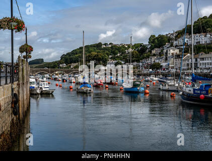 LOOE, Cornwall, England, UK - 10 septembre 2018 : La ville de Looe dans l'estuaire de marée haute avec les bateaux de pêche et yachts. Looe un port de pêche très populaire Banque D'Images