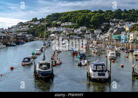 LOOE, Cornwall, England, UK - 10 septembre 2018 : La ville de Looe dans l'estuaire de marée haute avec les bateaux de pêche et yachts. Looe un port de pêche très populaire Banque D'Images