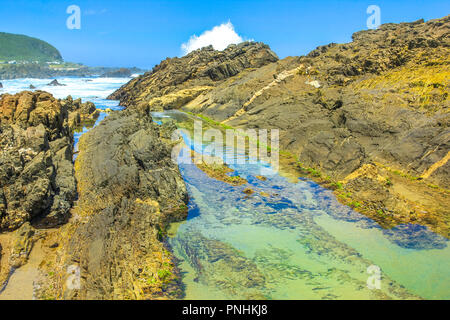 Les roches, les mares et le fracas des vagues dans la réserve naturelle de Tsitsikamma sur Garden Route en Afrique du Sud. Les piscines naturelles de la rivière tempêtes sont une attraction populaire dans le Cap oriental.Blu Sky en été Banque D'Images