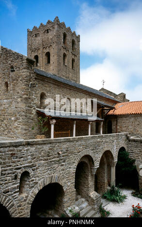 La France. Pyrénées-orientales. La région Languedoc-Roussillon. Abbaye de Saint-Martin-du-Canigou. Monastère bâti en 1009, sur le Canigou. Il a été construit à partir de 1005-1009 par Guifred, comte de Cerdagne en style roman. Vue partielle de l'ensemble monastique. La restauration de 1900-1920. Banque D'Images