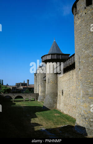 La France. Département de l'Aude. Occitanie région. Cité de Carcassonne. Citadelle médiévale. L'architecte Eugène Viollet-le-Duc rénové la forteresse (1853-1879). Des tours de défense du château Condal, résidence de l'Trencavell (12 e siècle). Le roi Jaime I, dans son enfance, a été emprisonné dans ce château par ordre du seigneur de Montfort. Dans l'arrière-plan la basilique des Saints Nazaire et Celse. Banque D'Images