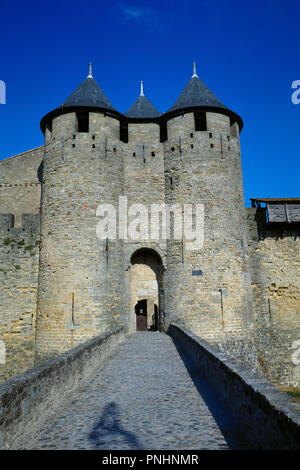 La France. Département de l'Aude. Occitanie région. Cité de Carcassonne. Citadelle médiévale. L'architecte Eugène Viollet-le-Duc rénové la forteresse (1853-1879). Entrée du château Condal, résidence de l'Trencavell (12 e siècle). Le roi Jaime I, dans son enfance, a été emprisonné dans ce château par ordre du seigneur de Montfort. Banque D'Images