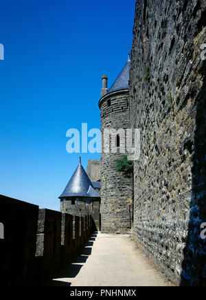 La France. Département de l'Aude. Occitanie région. Cité de Carcassonne. Citadelle médiévale. L'architecte Eugène Viollet-le-Duc rénové la forteresse (1853-1879). Murs de défense du château Condal, résidence de l'Trencavell (12 e siècle). Le roi Jaime I, dans son enfance, a été emprisonné dans ce château par ordre du seigneur de Montfort. Banque D'Images