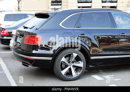 Monte-Carlo, Monaco - 19 septembre 2018 : Luxe SUV Noir Bentley Bentayga (vue latérale) stationnés devant le Casino de Monte-Carlo à Monaco, le Français Ri Banque D'Images