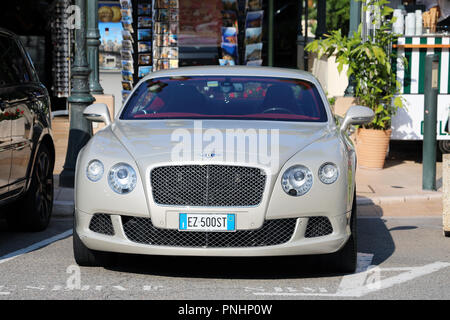 Monte-Carlo, Monaco - 19 septembre 2018 : Luxe Bentley Continental GTC (Vue de face) stationnés devant le Casino de Monte-Carlo à Monaco, Rivière Française Banque D'Images