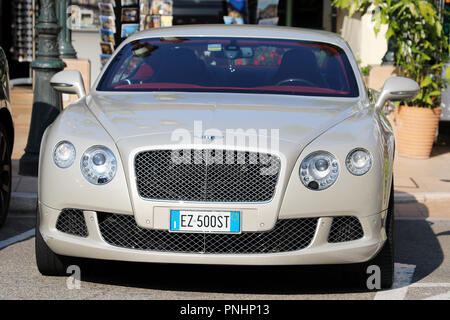 Monte-Carlo, Monaco - 19 septembre 2018 : Luxe Bentley Continental GTC (Vue de face) stationnés devant le Casino de Monte-Carlo à Monaco, Rivière Française Banque D'Images