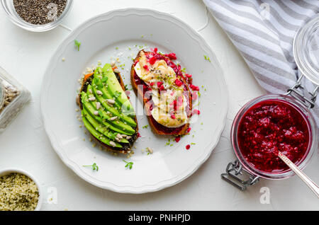 Sandwich sain sur la patate douce pour le petit déjeuner ou une collation. L'un des toasts à l'avocat et d'autres avec de la confiture de framboise chia, beurre d'arachide et banane avec supe Banque D'Images