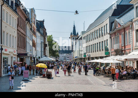 Trèves Allemagne,17-Aug-2018:personnes marchant dans la rue principale de Trrier en Allemagne, les premières traces de peuplement humain dans le domaine de la ville montrent des signes de poterie linéaire villes datant du début du Néolithique Banque D'Images