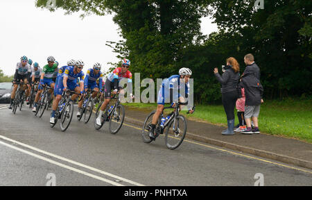 Les cyclistes en 'Tour de Bretagne' à Watnall, près de Nottingham. Banque D'Images