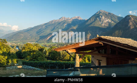 Vue depuis la terrasse du vignoble biologique des Granges vers les alpes, vallée d'Aoste NW Italie Banque D'Images