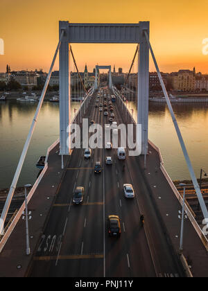 Budapest, Hongrie - Beau Pont Elisabeth (Erzsebet Hid) au lever du soleil avec golden sky et lourd trafic matin Banque D'Images