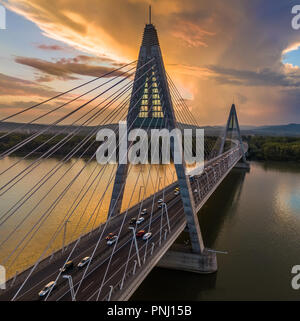 Budapest, Hongrie - Pont Megyeri sur Danube au coucher du soleil à fort trafic, de beaux nuages spectaculaires et sky Banque D'Images