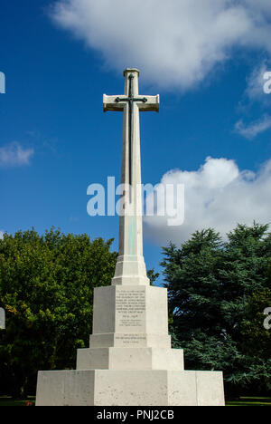 Grande Guerre Monument au Duke of York's Royal Military School, Douvres. Première Guerre mondiale, World War One commémoré croix avec ajout d'une Seconde Guerre mondiale Banque D'Images