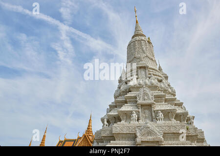 Low angle view of ornate lourdement la Pagode d'argent à l'intérieur du complexe du Palais Royal à Phnom Penh, Cambodge. Banque D'Images