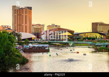 Adelaide, Australie - janvier 26, 2018 : Adelaide city skyline at sunset vue sur rivière Torrens de King William bridge Banque D'Images