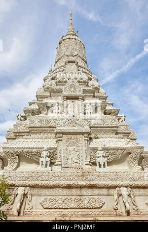 Low angle view of ornate lourdement la Pagode d'argent à l'intérieur du complexe du Palais Royal à Phnom Penh, Cambodge. Banque D'Images