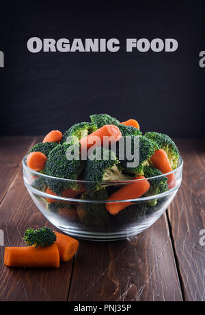 Salade de brocoli et carottes sur un fond de bois Banque D'Images