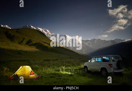 Camping avec une voiture à la lune la nuit. Banque D'Images