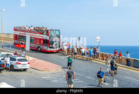 La Maltese open top 'hop on hop off''bus à deux étages à l'arrêt Grotte Bleue, Malte. Banque D'Images