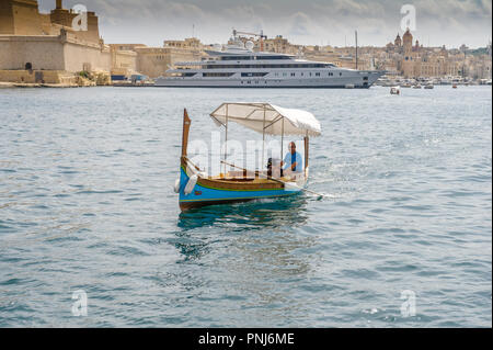 Le Dgħajsa, un taxi d'eau traditionnel maltais. Banque D'Images