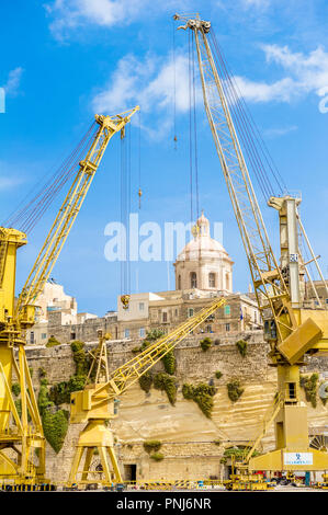 Grandes Grues à un port de La Valette, Malte. Banque D'Images