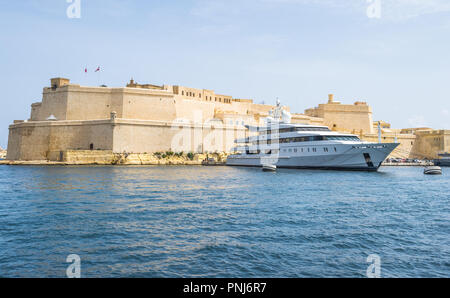 Le Super Yacht de luxe "Indian Empress" est placé sur le grand port, La Valette, Malte. Banque D'Images