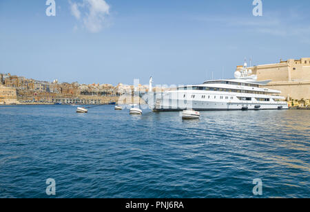 Le Super Yacht de luxe "Indian Empress" est placé sur le grand port, La Valette, Malte. Banque D'Images