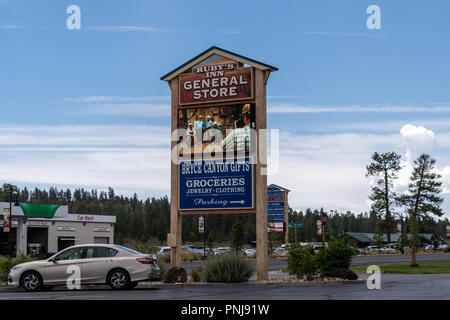 Bryce Canyon City, Utah - signe pour le Ruby's Inn General Store vente de cadeaux, vêtements, nourriture et logement dans un Best Western à l'extérieur de la nationa Banque D'Images