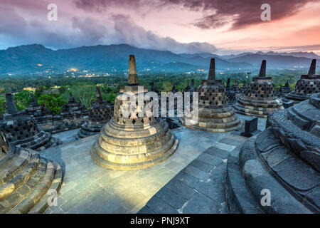 Stupas, Candi Borobudur temple bouddhiste, Muntilan, Java, Indonésie Banque D'Images