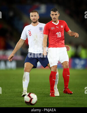 L'Angleterre Eric Dier (à gauche) et du Granit Xhaka Suisse Banque D'Images