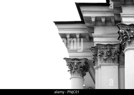 Ornée de colonnes et corniches vieux bâtiment dans un style classique, décoloré, isolé sur fond blanc Banque D'Images