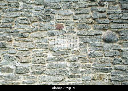 La texture de la maçonnerie, fragment de l'ancienne muraille en brique calcaire en ruine Banque D'Images