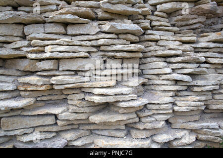 L'ancienne forteresse en ruine de mur en saillie blanc télévision calcaires, peut être utilisé comme arrière-plan ou de texture Banque D'Images