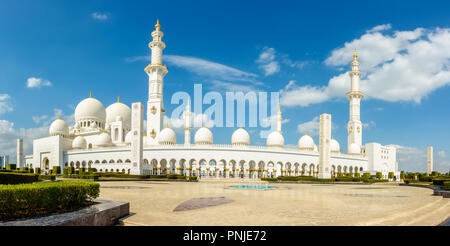 Vue panoramique de la Grande Mosquée Sheikh Zayed à Abu Dhabi, Émirats arabes unis Banque D'Images