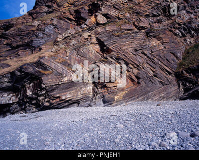 L'Angleterre, Cornwall, Millock Bay, falaises montrant les replis dans le visage de roche. Banque D'Images