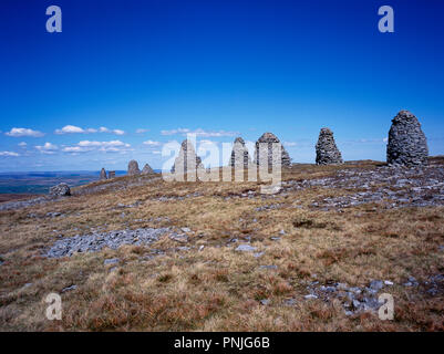 L'Angleterre, Cumbria, Shunner Grand tomba, neuf normes Rigg, 662m, cairns au sommet de Hartley est tombé. Banque D'Images