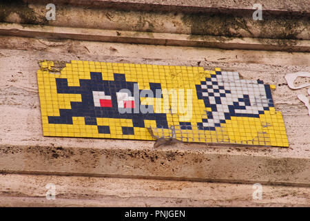 Invader space invader street art ou mosaïque sur un mur de Rome, Italie par l'artiste urbain français connu comme Invader Banque D'Images