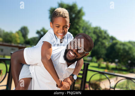 Nice positive man passer du temps avec son fils Banque D'Images