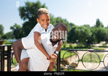 Cheerful beau père et fils jouent ensemble Banque D'Images