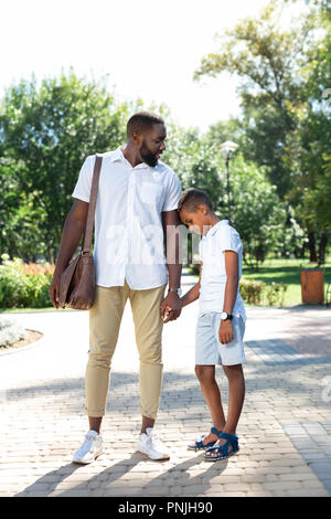 Belle homme agréable ayant une marche avec son fils Banque D'Images