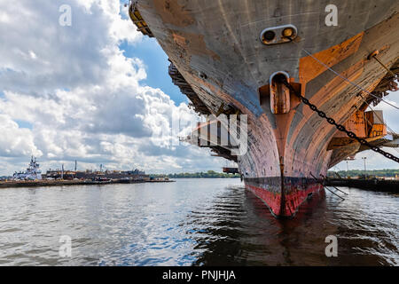 Un vieux porte-avions de la marine se trouve dans un port de la côte est en attente de son dernier voyage. Banque D'Images
