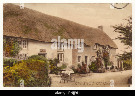 Charmante carte postale colorée originale de jolie carte postale de vieux chaumières, architecture vernaculaire, à Church Cove, The Lizard, Cornwall, Royaume-Uni daté de 1913 Banque D'Images