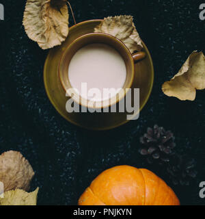 Une tasse de café sur le Dars chandail tricoté gris aux couleurs de l'automne feuilles d'érable et pommes de pin. Automne fond confortable. Banque D'Images