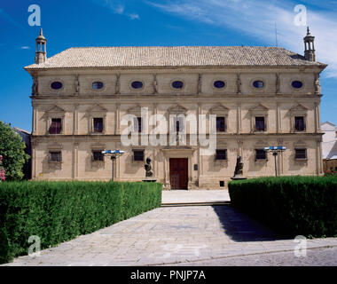 ARTE RENACIMIENTO. ESPAÑA. O VANDAELVIRA VANDELVIRA, Andrés (1509-1575). Arquitecto español. PALACIO DE LAS CADENAS. Vista general de la severa fachada del Edificio, sede del Ayuntamiento réelle de la localidad. UBEDA. Provincia de Córdoba. L'Andalousie. Banque D'Images