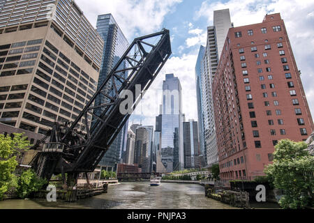 Old Chicago & Northwestern pont ferroviaire sur la rivière Chicago, le centre-ville de Chicago, IL. Banque D'Images