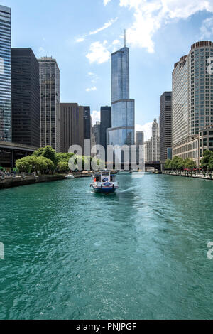 Vue depuis un bateau sur la rivière Chicago avec Trump International Hotel and Tower, le centre-ville de Chicago, IL. Banque D'Images