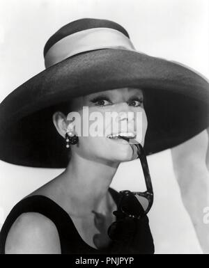 Titre original : Breakfast at Tiffany's. Titre en anglais : Breakfast at Tiffany's. Année : 1961. Réalisateur : Blake Edwards. Stars : Audrey Hepburn. Credit : PARAMOUNT PICTURES / Album Banque D'Images