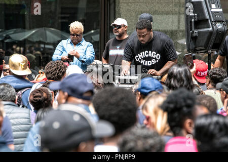 DJs jouent records à midi à Daley Plaza, le centre-ville de Chicago, IL. Banque D'Images