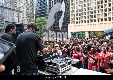 DJs jouent records à midi à Daley Plaza avec Picasso sculpture, le centre-ville de Chicago, IL. Banque D'Images